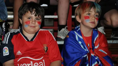 La juventud de Caparroso se vuelca con Osasuna en la final de la Copa del Rey disputada por los rojillos en Sevilla. AMAYA LUQUI