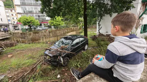 BERA/VERA DE BIDASOA (NAVARRA), 20/05/2023.- Un niño observa los desperfectos causados por el desbordamiento del río Zia, este sábado en Bera (Navarra). EFE/ Villar Lopez
