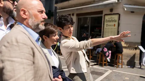La ministra de Política Territorial y portavoz del Gobierno de España, Isabel Rodríguez hace un recorrido por las calles de Pamplona con Elma Saiz y el resto de candidatos de la Comarca. JASMINA AHMETSPAHIC
