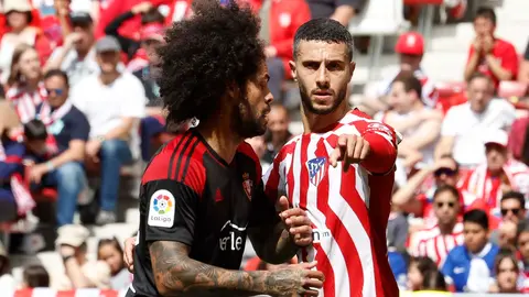 MADRID, 21/05/2023.- El defensa del Atlético de Madrid Mario Hermoso (d) y el defensa del Osasuna Aridane Hernández (i) durante el partido de la jornada 35 de LaLiga Santander entre el Atlético de Madrid y el CA Osasuna celebrado este domingo en el estadio Cívitas Metropolitano de Madrid. EFE/ Chema Moya
