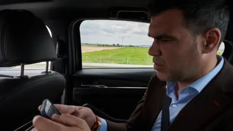 El candidato del PP, Javier García, en uno de los desplazamientos en coche. PABLO LASAOSA