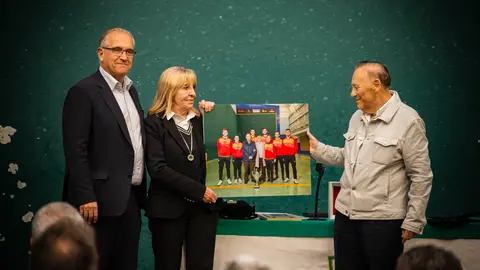 Oberena homenajea al 'eterno' delegado de pelota 'Baldo' Peralta, que cumple 83 años este 1 de junio, y acumula 47 como delegado de la sección. JASMINA AHMETSPAHIC