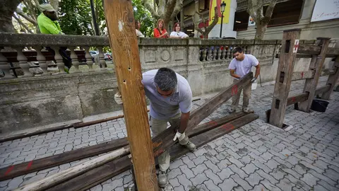Operarios de la Carpintería Hermanos Aldaz han comenzado la instalación del vallado en el callejón de acceso a la Plaza de Toros para el encierro de las fiestas de San Fermín en Pamplona. IÑIGO ALZUGARAY