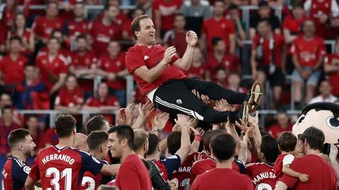 El técnico de Osasuna, Jagoba Arrasate, manteado por sus jugadores a la finalización del encuentro correspondiente a la última jornada de primera división que han disputado hoy domingo frente al Girona en el estadio de el Sadar, en Pamplona. EFE / Jesús Diges.