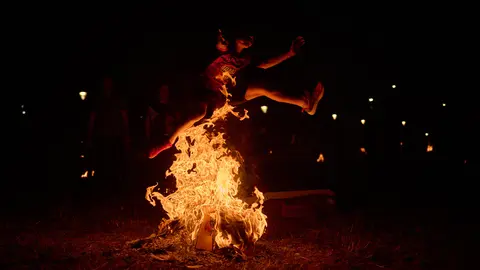 Cientos de personas se reunen en la noche de las hogueras de San Juan en Sarriguren. PABLO LASAOSA