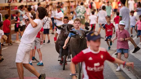 Encierro chiqui por las calles de Mutilva durante sus fiestas de 2023. PABLO LASAOSA