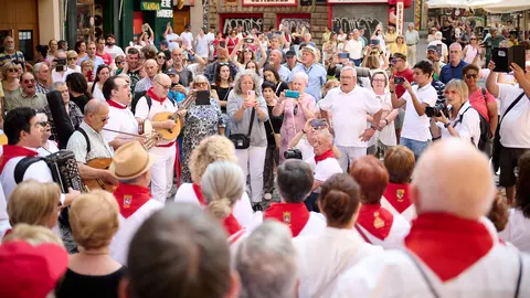 Joteros y amantes de la Jota Navarra se concentran para reivindicar que la Jota este más y mejor representada en nuestras instituciones. PABLO LASAOSA