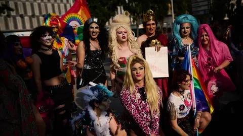 Cientos de personas marchan en Pamplona por el Día del Orgullo LGTBI+. PABLO LASAOSA