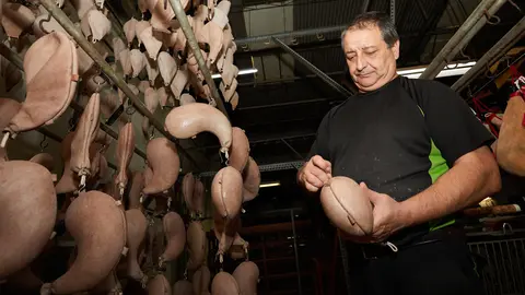 Taller artesanal de las botas de vino 'Las Tres ZZZ' en Pamplona. IÑIGO ALZUGARAY