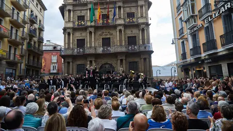 Tradicional concierto pre sanferminero de La Pamplonesa en la Plaza del Ayuntamiento de Pamplona, unos días antes del inicio de los Sanfermines 2023. IÑIGO ALZUGARAY