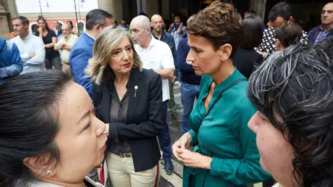Concentración en la Plaza del Ayuntamiento de Pamplona para condenar el crimen machista del sábado 1 de julio, en el que un ciudadano de origen chino y de 51 años de edad, acuchilló su pareja y socia, también de origen chino, de 47 años y madre de tres hijos de una relación anterior, en un bar del barrio de Ermitagaña y posteriormente se entregó a la Policía. IÑIGO ALZUGARAY