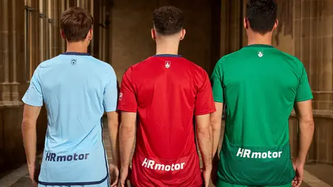 Pablo Ibáñez, Kike Barja y Unai García posan de espaldas con las nuevas camisetas de Osasuna para la temporada 2023/2024. OSASUNA
