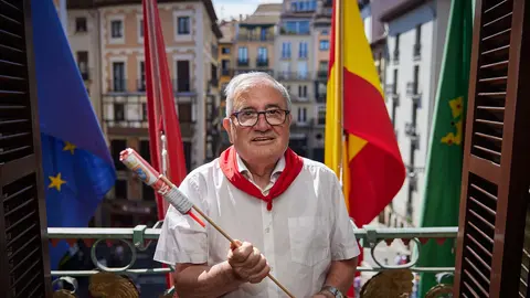 El presidente de Osasuna, Luis Sabalza, se prepara para lanzar el Chupinazo el próximo jueves. AYUNTAMIENTO DE PAMPLONA