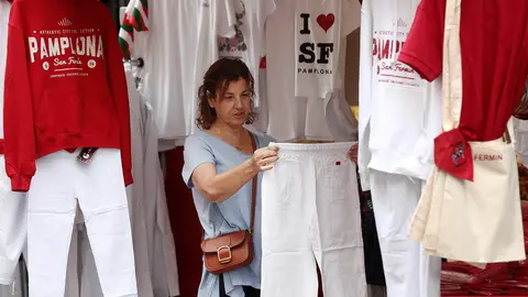 Pamplona se prepara para las fiestas de San Fermín y recibe ya a miles de turistas, horas antes del Chupinazo. EFE/ Jesús Diges