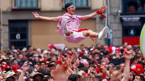 Asistentes celebran en la Plaza Consistorial de Pamplona antes del chupinazo anunciador de los Sanfermines 2023, este jueves. EFE/Rodrigo Jiménez