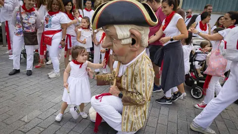 Cientos de niños emocionados reciben a la comparsa en su primera salida. Maite H. Mateo-26