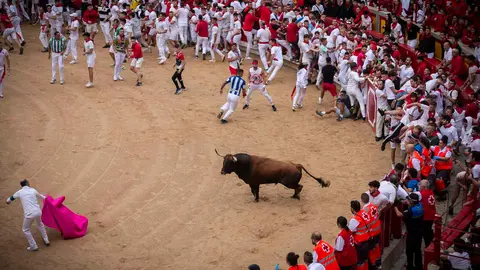 Primer encierro de San Fermín 2023 con toros de la ganadería de la Palmosilla en la Plaza de Toros de Pamplona. JASMINA AHMETSPAHIC