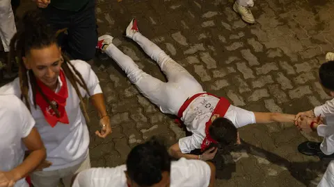 Primer encierro de San Fermín 2023 con toros de La Palmosilla en el callejón. Maite H. Mateo-24