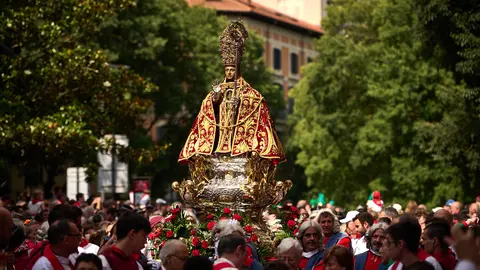 Procesión en honor a San Fermín por las calles de Pamplona durante sus fiestas de 2023. PABLO LASAOSA