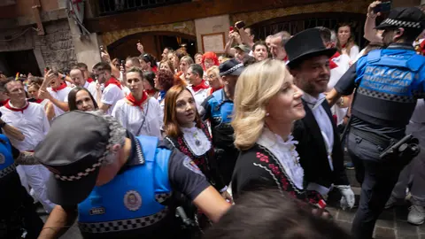 La corporación del Ayuntamiento de Pamplona a su paso por la calle Curia en la procesión de San Fermín. MAITE H. MATEO