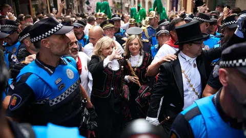 La corporación municipal durante la subida en la calle Curia durante la procesión de San Fermín 2023. PABLO LASAOSA