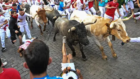 Segundo encierro de San Fermín 2023 con toros de José Esocolar en el tramo de Telefónica. EFE - Daniel Fernández (1)