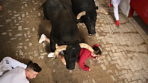 Segundo encierro de San Fermín 2023 con toros de José escolar en el callejón de la plaza de toros. PABLO LASAOSA