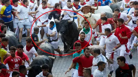 Segundo encierro de San Fermín 2023 con toros de José Escolar en el tramo de Telefónica y entrada al callejón de la Plaza de Toros de Pamplona. IÑIGO ALZUGARAY