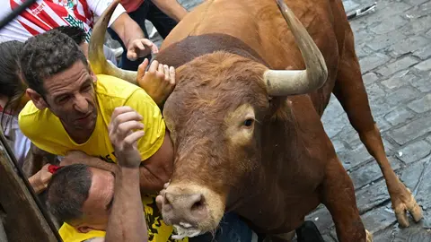 Tercer encierro de San Fermín 2023 con toros de Cebada Gago en el tramo de Telefónica. EFE - Daniel Fernández (4)