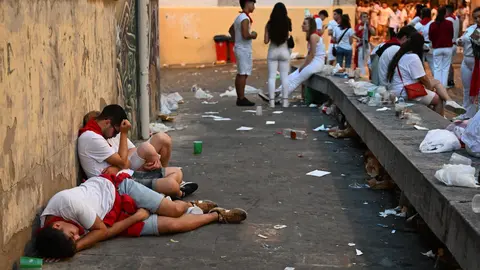 Trasnochadores recuperan fuerzas antes del tercer encierro de los sanfermines 2023, protagonizado este domingo por la ganadería de Cebada Gago. EFEEloy alonso