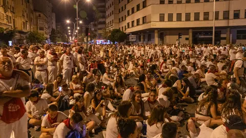 Miles de personas acuden a los alrededores del Parque de la Ciudadela a ver los fuegos artificiales _Maite H. Mateo_-4