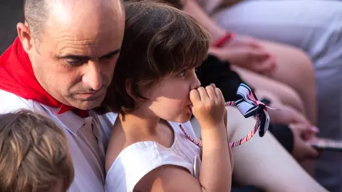 Niños y niñas disfrutando de la zona infantil de juegos Conde Rodezno junto a la actuación de títeres de Gorgorito. JASMINA AHMETSPAHIC