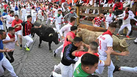 Los toros de la ganadería de Fuente Ymbro a su paso por el tramo de Telefónica durante el cuarto encierro de los sanfermines 2023, este lunes. EFE/Daniel Fernández