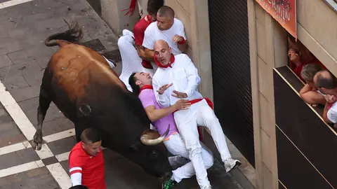 Cuarto encierro de San Fermín 2023 con toros de Fuente Ymbro en la calle Estafeta. EFE - J.P. Urdiroz (11)