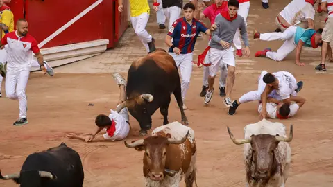 Cuarto encierro de las fiestas de San Fermín 2023 en la Plaza de Toros con toros de Fuente Ymbro. HÉCTOR NAVARRO