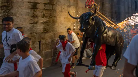 Cientos de niños acuden a correr delante del 'toro de fuego' en Santo Domingo MAITE H. MATEO