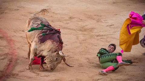 El diestro Miguel Angel Perera durante la lidia al primer toro de la tarde en la Plaza de Toros de Pamplona, dentro de la Feria del Toro de los Sanfermines 2023, donde ha compartido cartel con Daniel Luque y Ginés Marín con toros de la ganadería gaditana de Fuente Ymbro. JASMINA AHMETSPAHIC