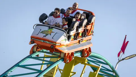 Niños y mayores disfrutan de las atracciones en las barracas de San Fermín _Maite H. Mateo_-25