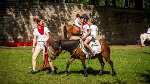 Los niños y niñas de Pamplona acuden a la zona recreativa 'Sport Kids' en el Parque Media Luna. JASMINA AHMETSPAHIC