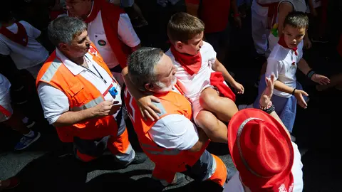 Encierro Txiki en la Cuesta de Santo Domingo de Pamplona durante las fiestas de San Fermín 2023. IÑIGO ALZUGARAY
