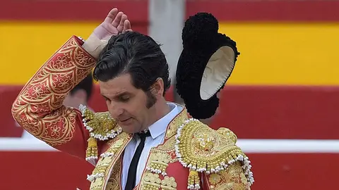 GRAFCAV934. PAMPLONA, 11/07/2023.- El diestro Morante de la Puebla lanza su montera al coso pamplonés antes de comenzar la faena a su segundo toro en suerte esta tarde en la Plaza de Toros de Pamplona dentro de la Feria del Toro de los Sanfermines 2023, donde ha compartido cartel con Alejandro Talavante y Andrés Roca Rey con toros de la ganadería gaditana de Núñez del Cuvillo.    EFE/Eloy Alonso
