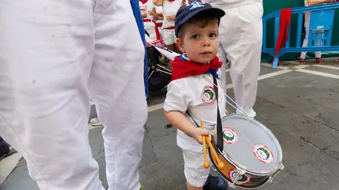 Struendo de Iruña Txiki  por las calles de Pamplona durante las Fiestas de San Fermín 2023. IÑIGO ALZUGARAY