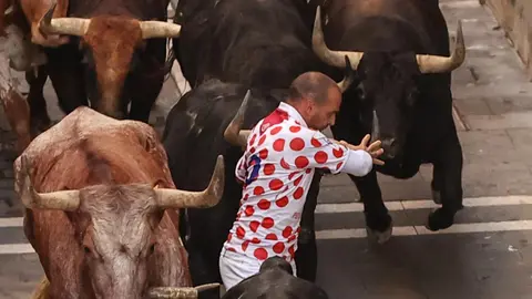 Sexto encierro de San Fermín 2023 con toros de Jandilla en la calle Estafeta. EFE - J.P. Urdiroz (7)