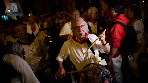 El Struendo de Iruña recorre las calles del Casco Viejo con decenas de tambores y silbatos. PABLO LASAOSA