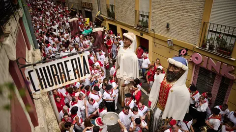 La Comparsa de Gigantes y Cabezudos recorre las calles del Casco Viejo de Pamplona durante el 12 de julio de 2023 en las fiestas de San Fermín. PABLO LASAOSA
