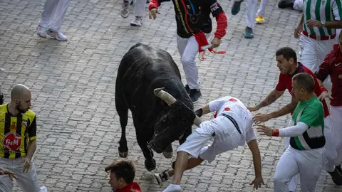 Séptimo encierro de San Fermín con toros de Victoriano del Río en el callejón. Maite H. Mateo-4