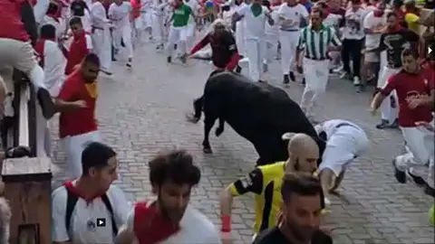 Cogida en el callejón de la plaza de toros de Pamplona en el séptimo encierro de las fiestas de San Fermín de 2023. JIDQ