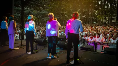 Cientos de personas corean las canciones de Mocedades en la Plaza de la Cruz de Pamplona. Maite H. Mateo_-22