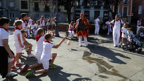 La Comparsa de Gigantes y Cabezudos recorre las calles del Casco Viejo de Pamplona durante la mañana del 13 de julio en las fiestas de San Fermín de 2023. IÑIGO ALZUGARAY