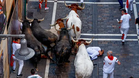 Último encierro de San Fermín 2023 con toros de Miura en la calle Estafeta. EFE - Rodrigo Jiménez (4)